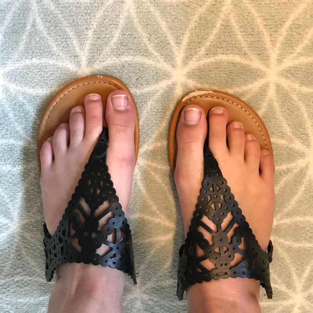 Bamboo/ModCloth black + tan sandals